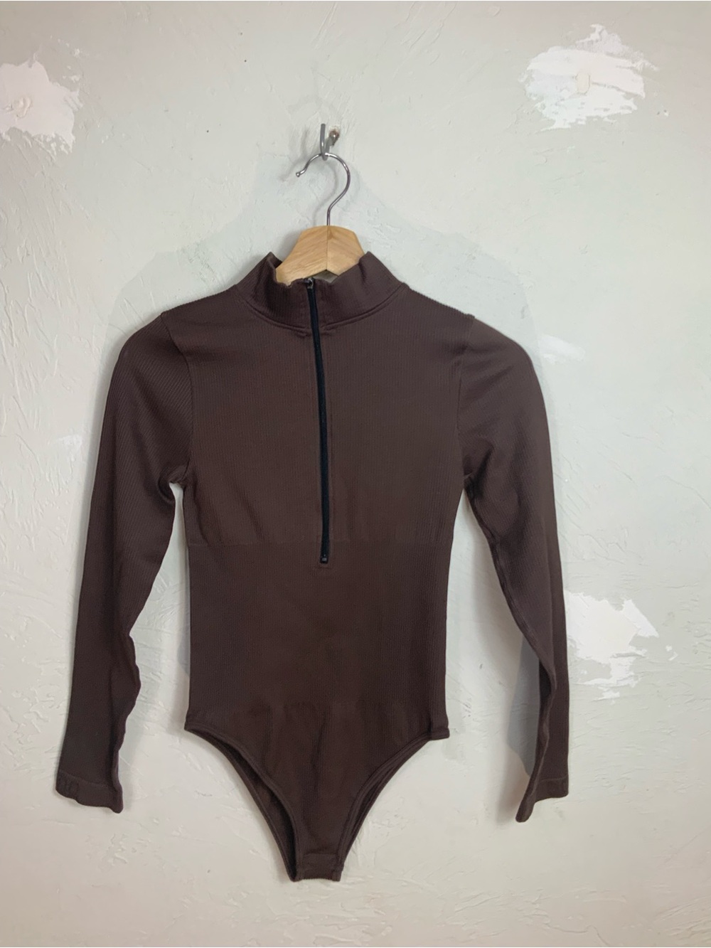 OQQ Women's Brown Ribbed Bodysuit Quarter Zip Mock Neck Long Sleeve Size Medium
